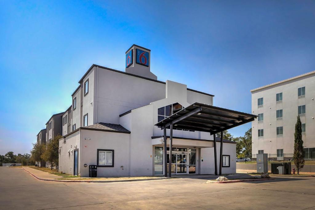 Motel 6 Cedar Park, TX image