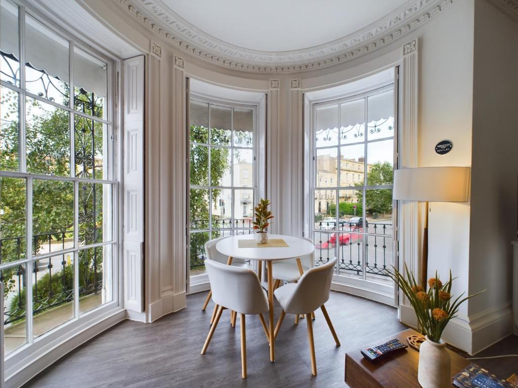 Belle Vue Stylish Town Centre Apartment with Private Parking - Tap to explore photos