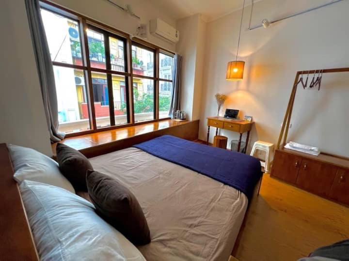 Căn hộ tại ngay gần phố đi bộ Hồ Gươm Nice room located right next to the Old Quarter