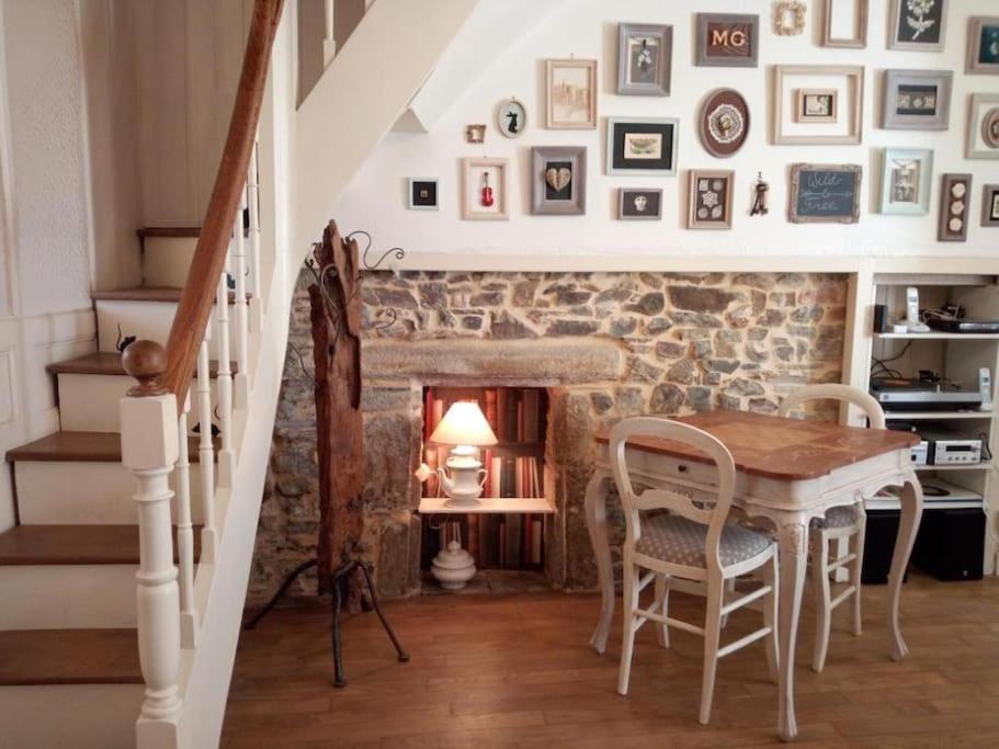 House at the foot of the castle of Fougeres photo 3