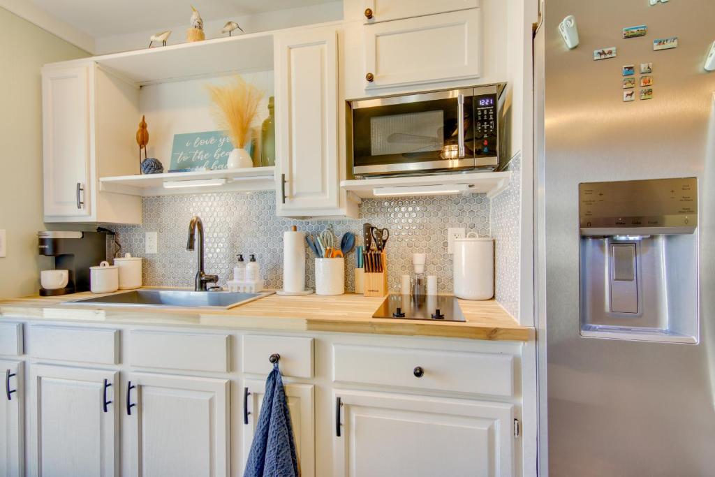 Chincoteague Apartment with Deck Walk to Waterfront photo 1