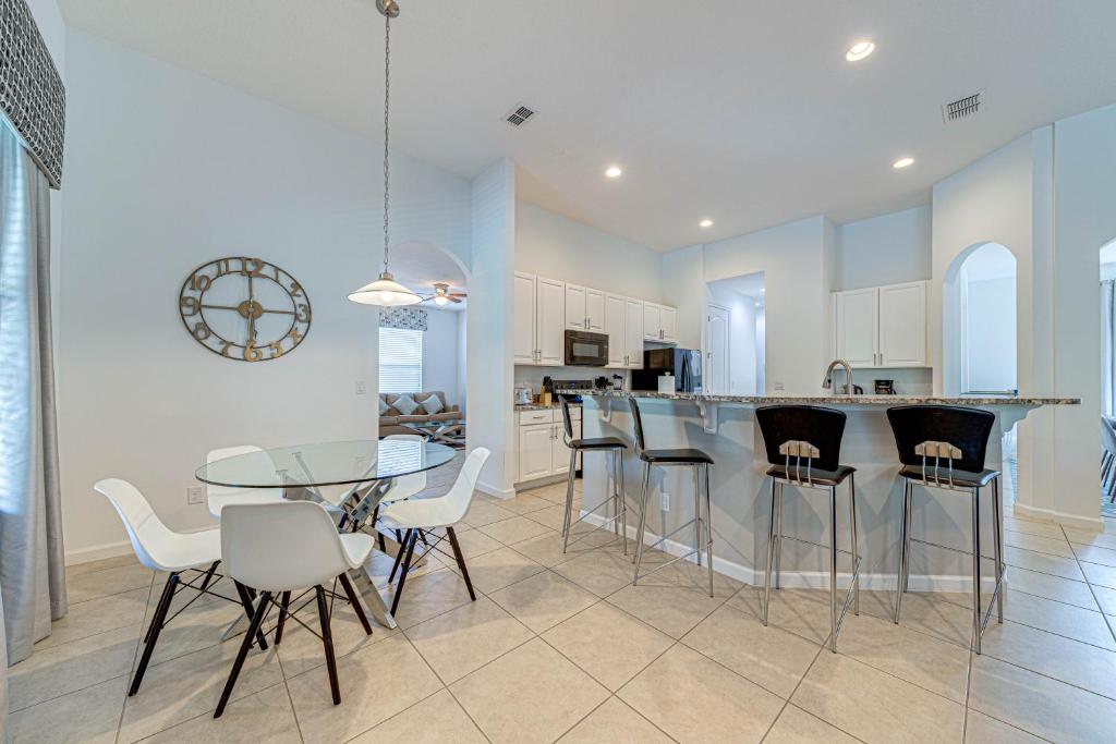 #350-Stunning villa with modern decor, southwest pool overlooking conservation land photo 4