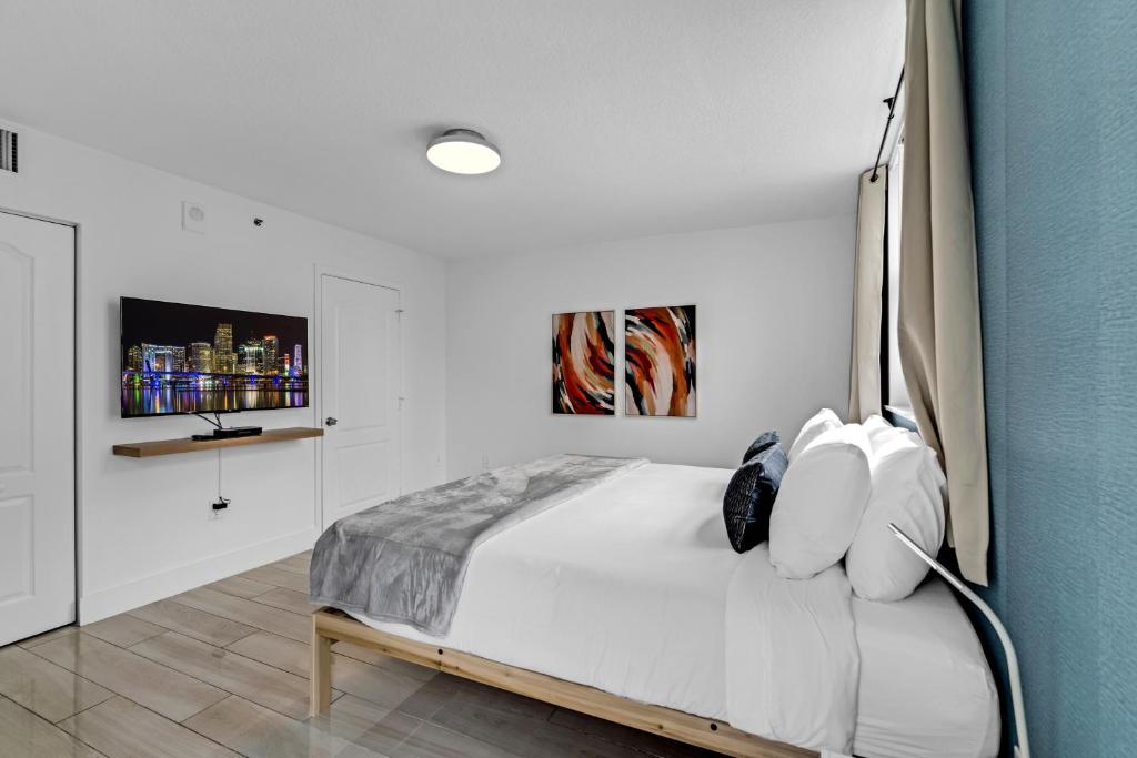 LUX 2B/2B Brickell - Free Parking - Tap to explore photos