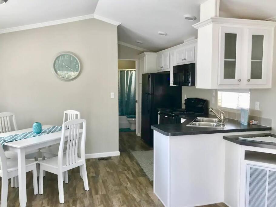 Pinecraft Blue Heron Tiny Home photo 3