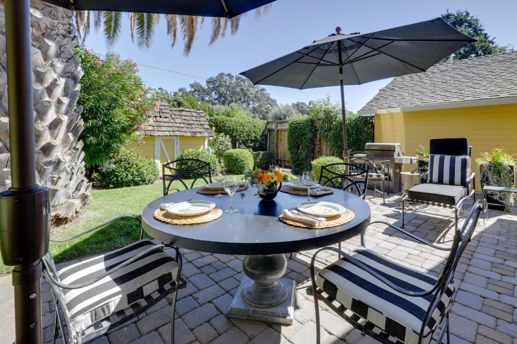 Heavenly Sonoma Country Home Garden, Pool and Spa! photo 1