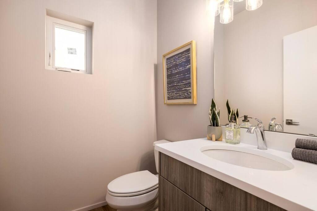 *Brand New* Fully Updated Condo 910 in Anacortes photo 2