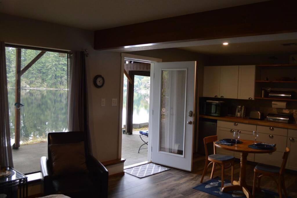 Lake St.Claire Waterfront, 1 beds / 1 bath photo 4