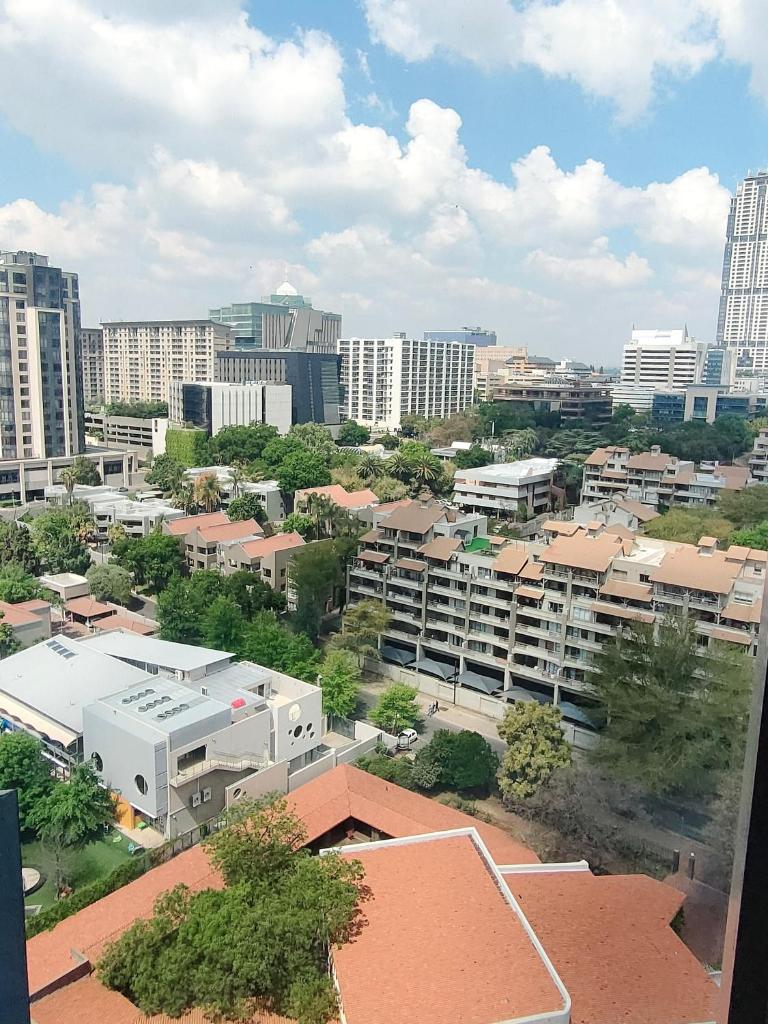 Spacious 2BR APT Near Sandton City -No Loadshedding photo 1