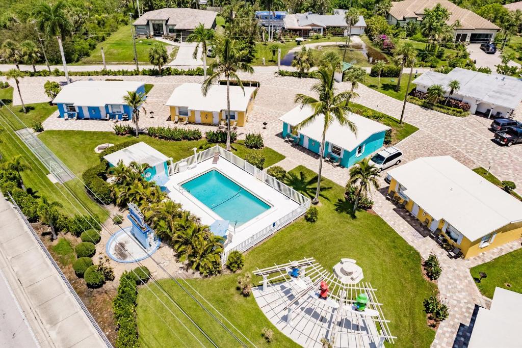 Tropical King Cottage with Pool & Kitchen - Close to Beach! photo 3