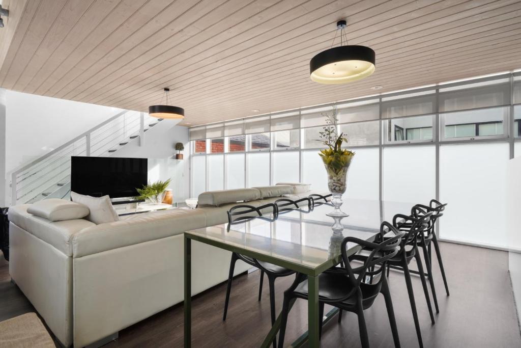 Discover Urban Luxury in the Heart of South Melbourne photo 2