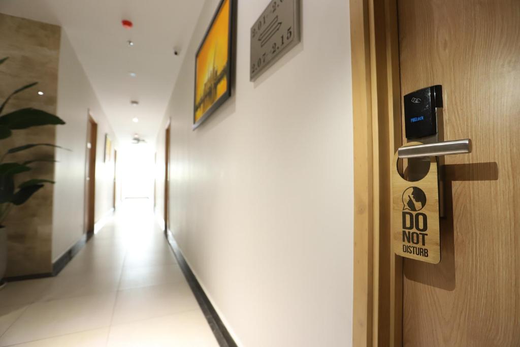 Lanura Apartments and Hotel