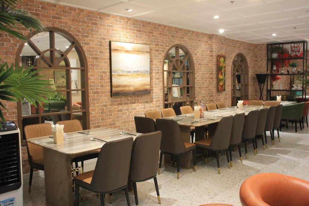 Lanura Apartments and Hotel