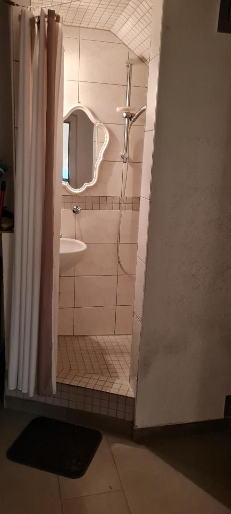möbliertes Zimmer mit großer Terasse photo 4