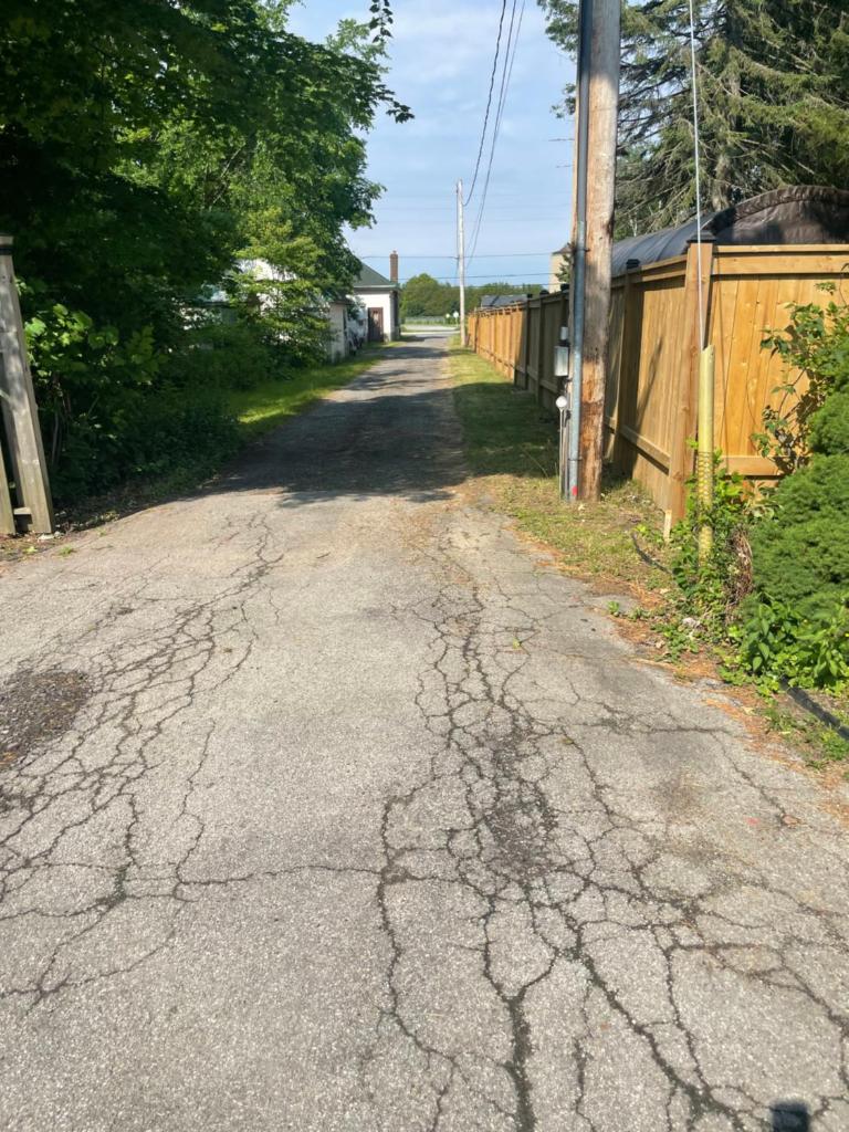 Cottage in the city, 4 acres with walking trails photo 2