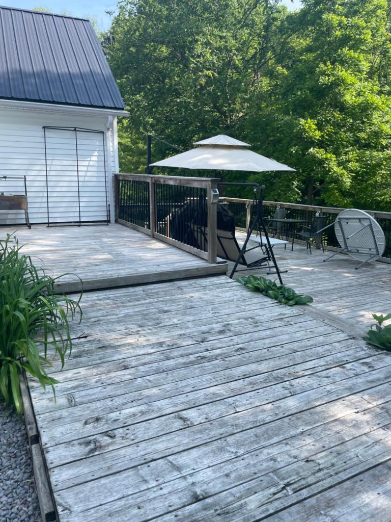 Cottage in the city, 4 acres with walking trails photo 3