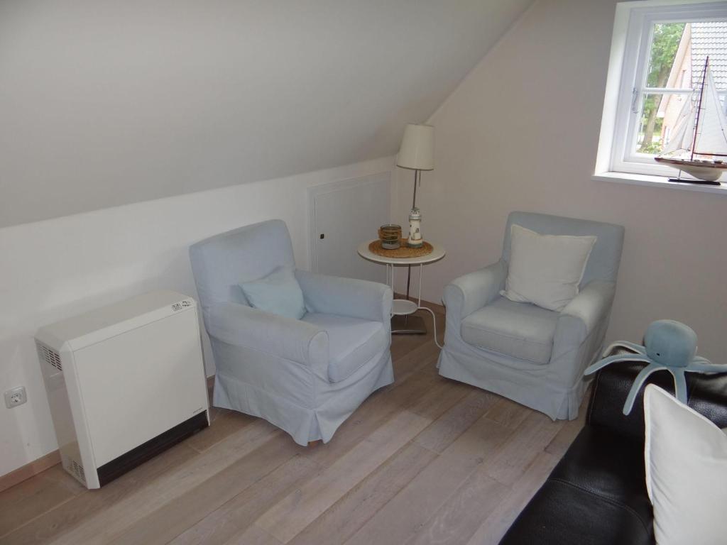 Ferienwohnung-DG-im-Reetdachhaus-im-Ort-Welt photo 2