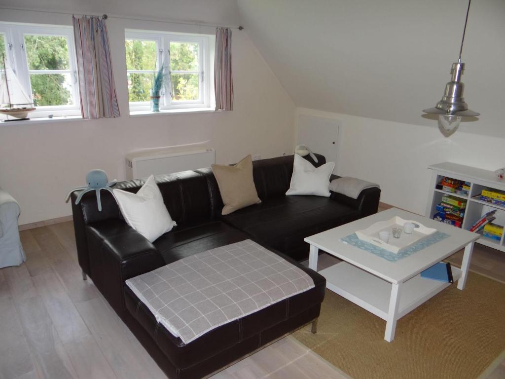 Ferienwohnung-DG-im-Reetdachhaus-im-Ort-Welt photo 1