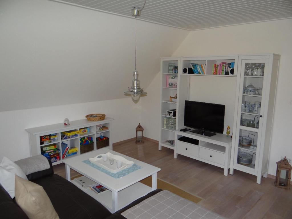 Ferienwohnung-DG-im-Reetdachhaus-im-Ort-Welt photo 3