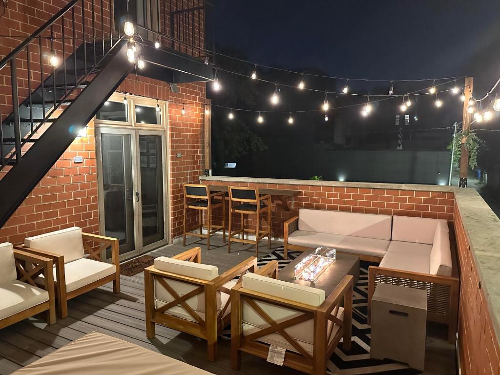 Modern Townhome With King Suite & Private Patio photo 3