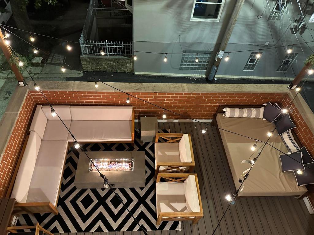 Modern Townhome With King Suite & Private Patio photo 1