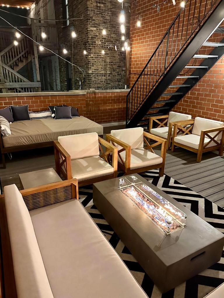 Modern Townhome With King Suite & Private Patio photo 2