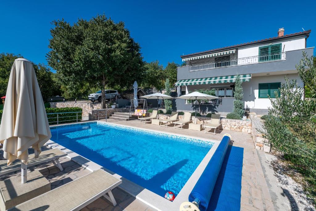 Family Villa Old Garden with heated swimming pool and private tavern photo 1