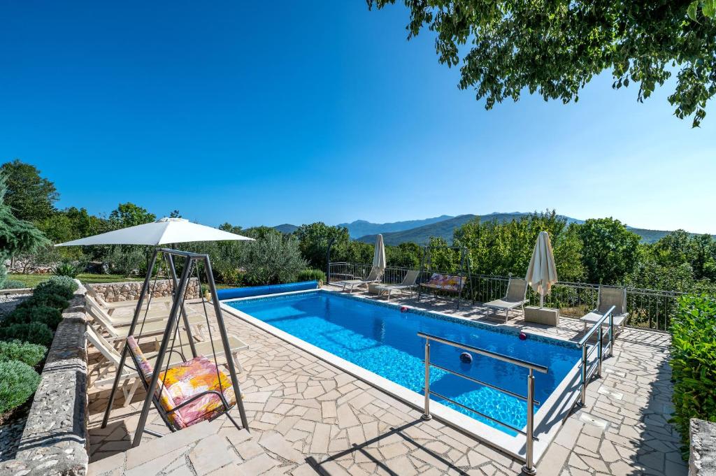 Family Villa Old Garden with heated swimming pool and private tavern photo 3