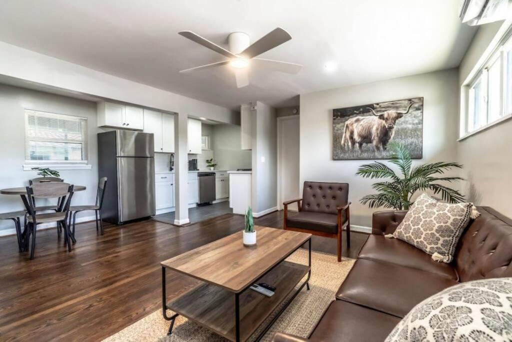 Roomy Urban Apartment Montrose! Free Parking #9 image