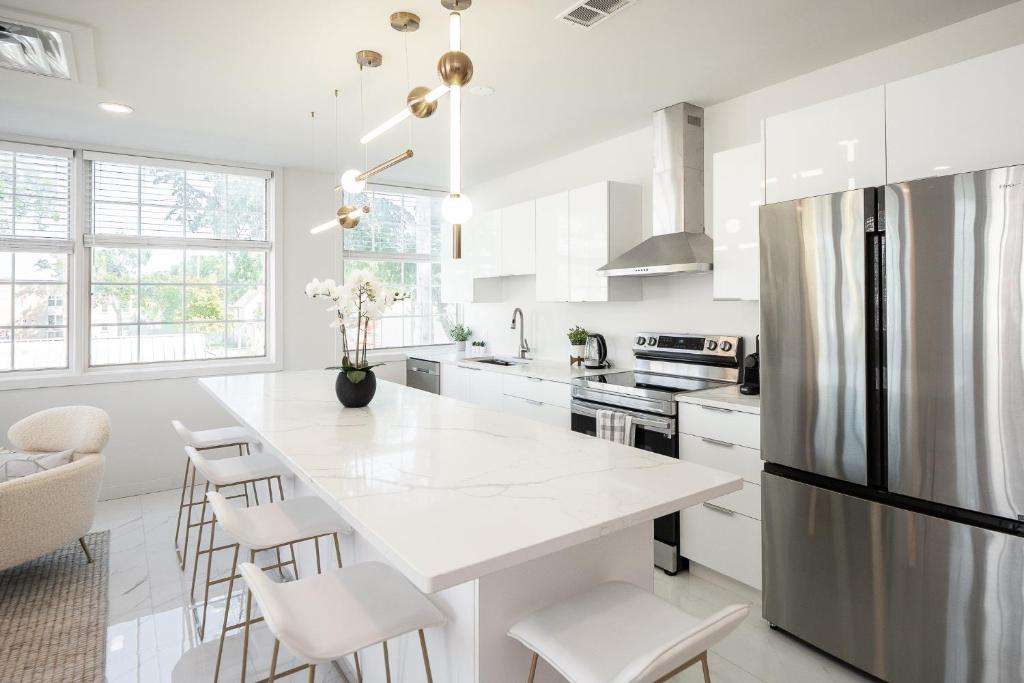 Brand New Modern 2 Bedroom Condo in the West End photo 4