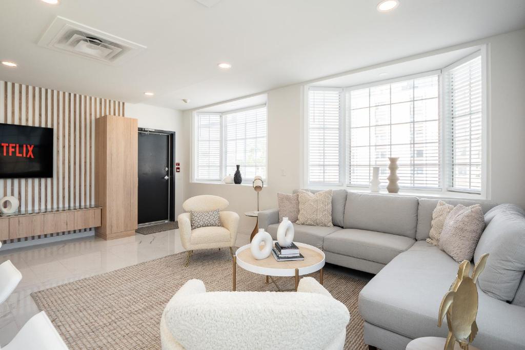 Brand New Modern 2 Bedroom Condo in the West End photo 3