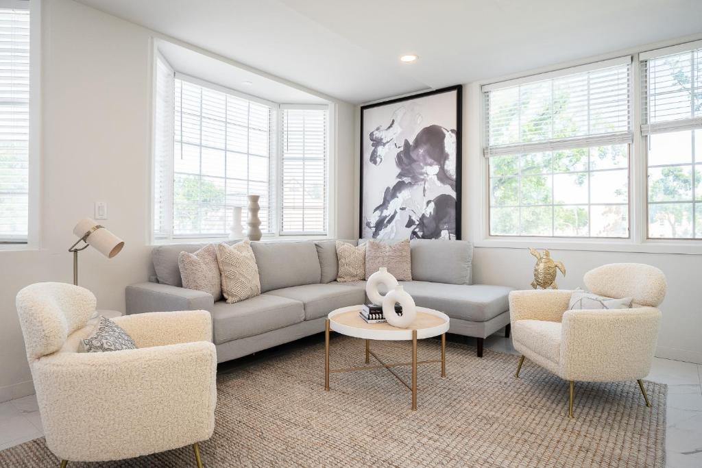 Brand New Modern 2 Bedroom Condo in the West End photo 1
