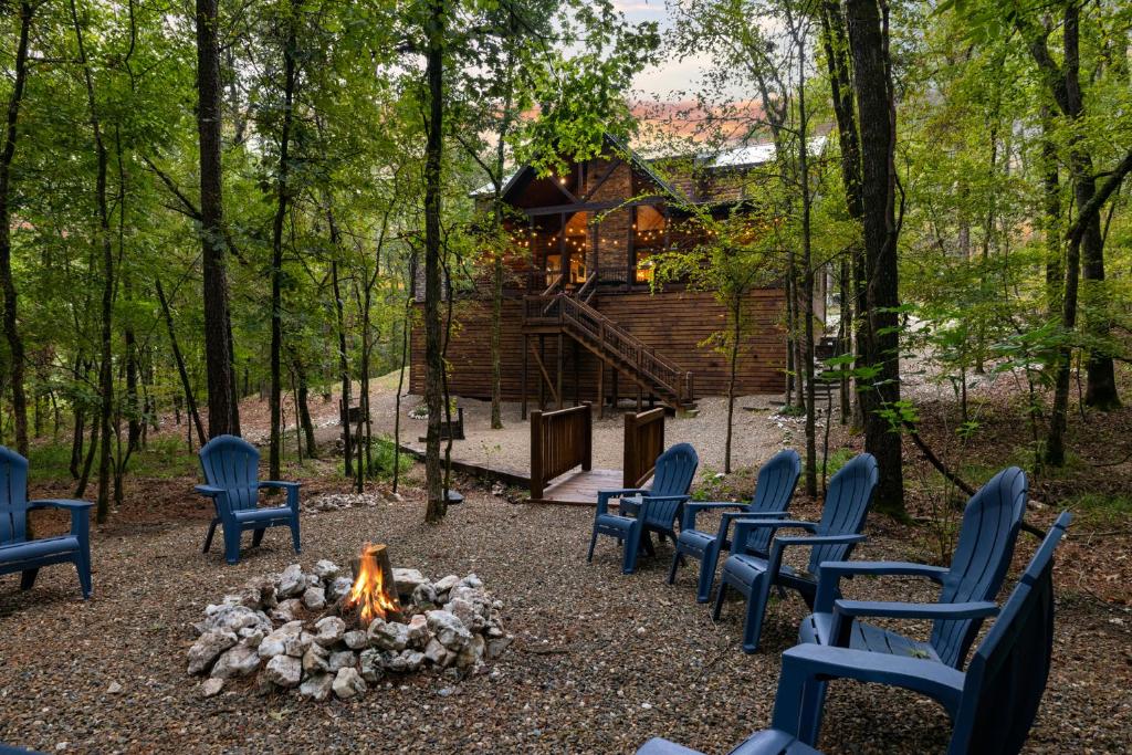 New! Sherwood Chateau - Borders National Forest, 1 mile to Lake, Secluded! photo 4