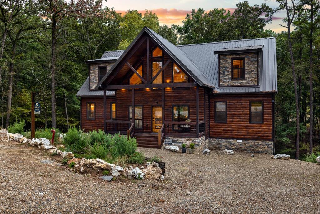 New! Sherwood Chateau - Borders National Forest, 1 mile to Lake, Secluded! photo 1