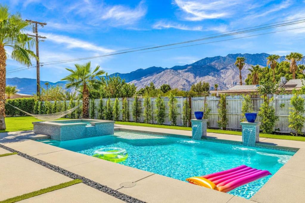 Azul Desert Escape -Retro Styled Home w Pool Hot Tub Fire Pit and BBQ