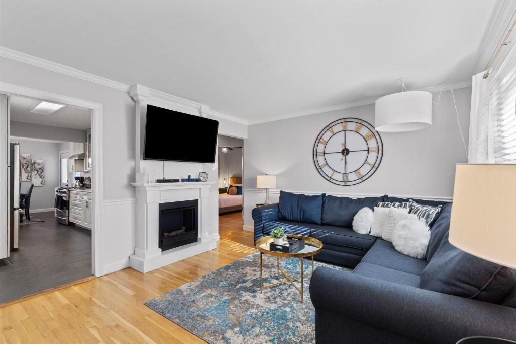 Stunning 4 BD Home near Tilles Park - JZ Vacation Rentals photo 3