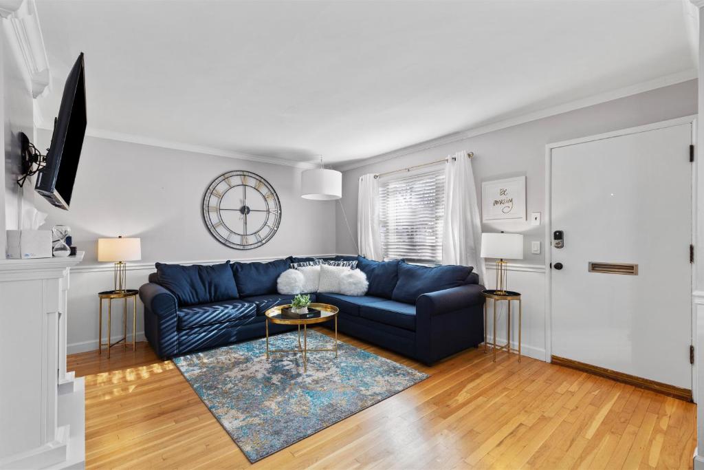 Stunning 4 BD Home near Tilles Park - JZ Vacation Rentals photo 4