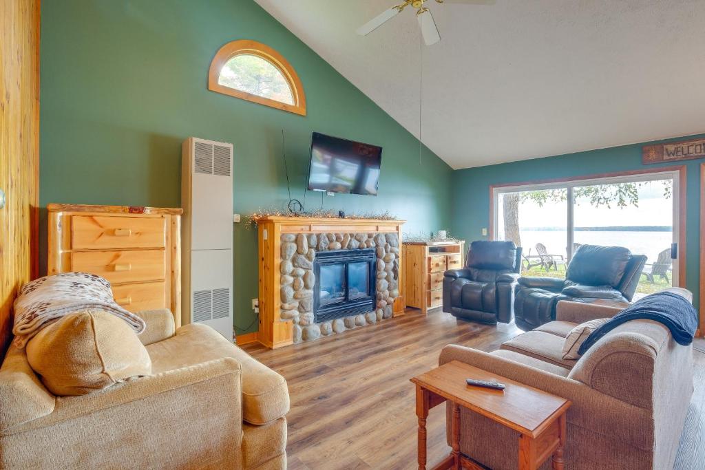 Kalkaska Retreat Private Hot Tub, Dock, Fireplace photo 2