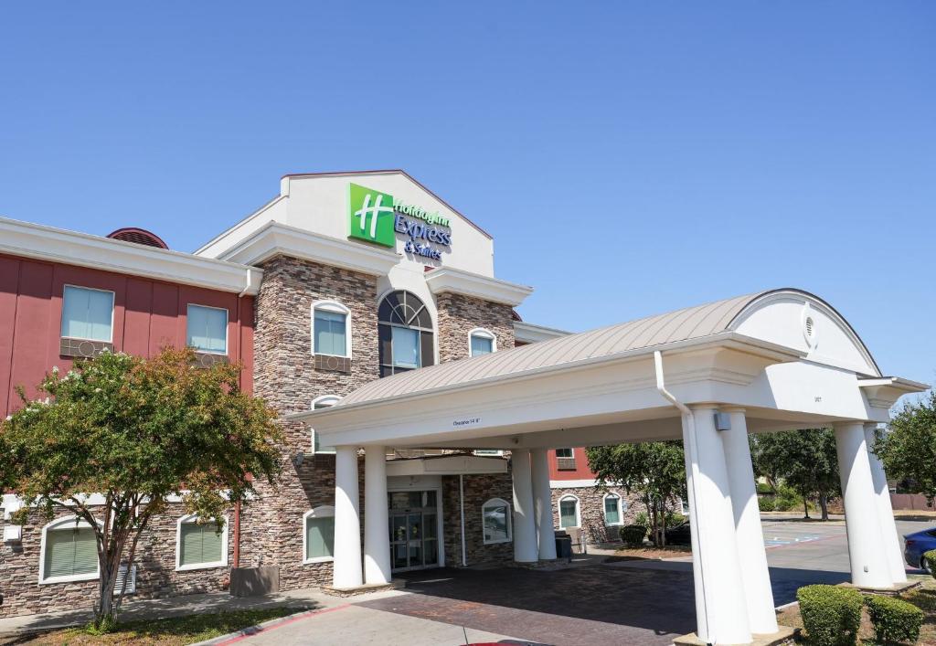 Holiday Inn Express & Suites Dallas Southwest-Cedar Hill image