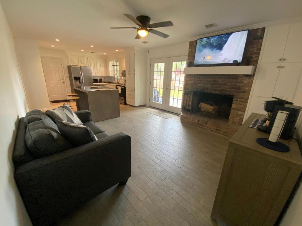 Spacious Ranch Home Near Airport image