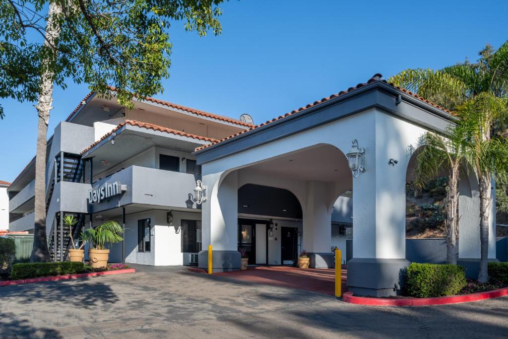 Days Inn by Wyndham Encinitas Moonlight Beach image