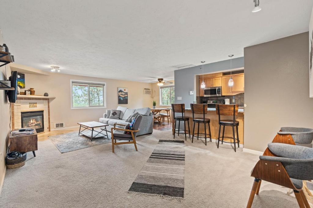 Modern Amenities Gas Fireplace Central Location