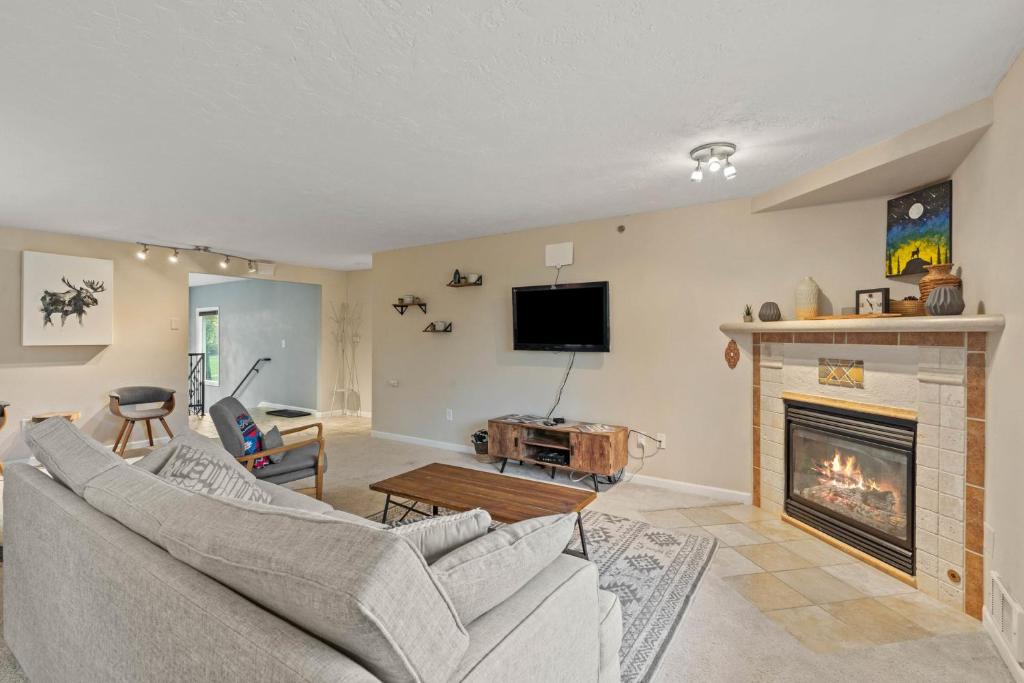 Modern Amenities Gas Fireplace Central Location photo 2