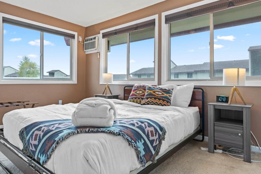 Modern Amenities Gas Fireplace Central Location photo 3