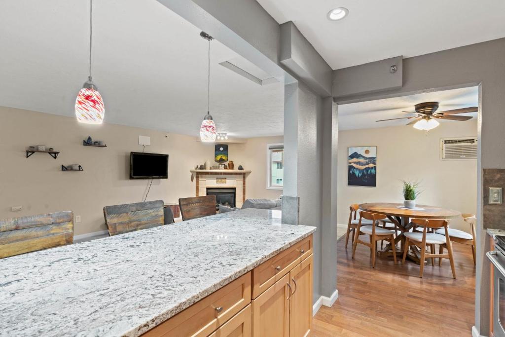 Modern Amenities Gas Fireplace Central Location photo 4