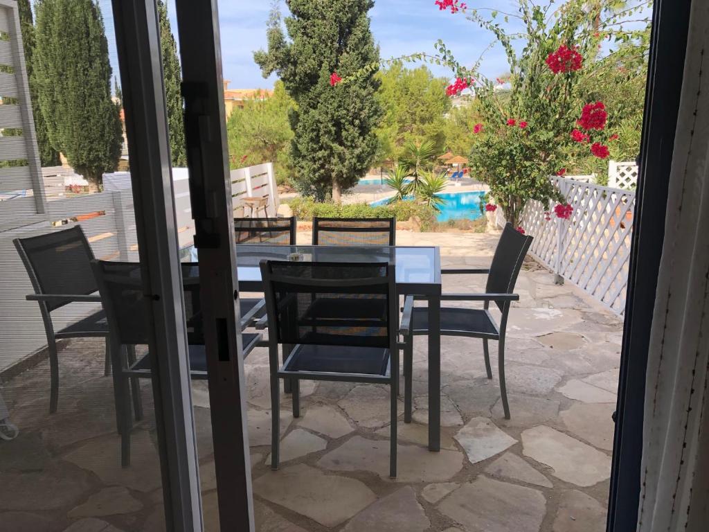 Spacious 3 bed, 2 bath maisonette in Regina Gardens photo 1