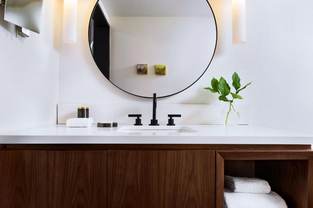 The Alexis Royal Sonesta Hotel Seattle Room Type - Junior King Suite