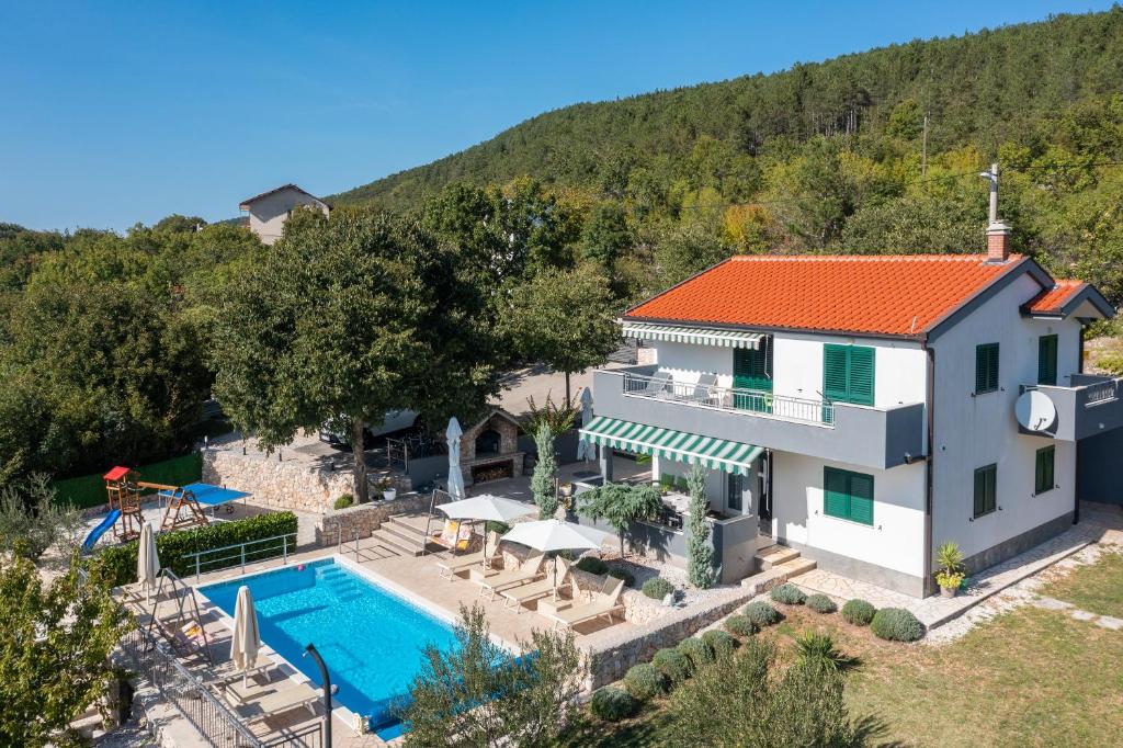 Family Villa Old Garden with heated swimming pool and private tavern
