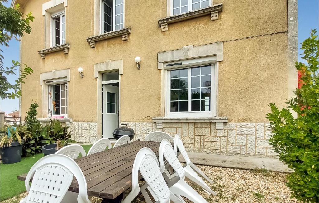 Beautiful Home In Jarnac With Wifi And 4 Bedrooms
