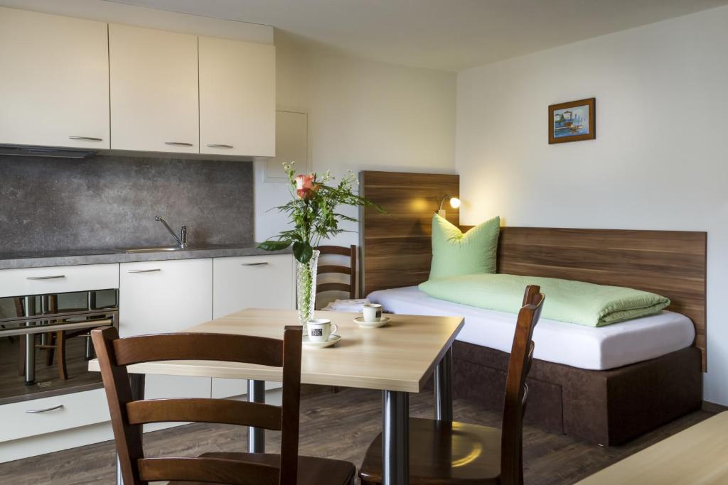 Апартаменты (Апартаменты с 1 спальней и балконом), B&B Appartements Glungezer
