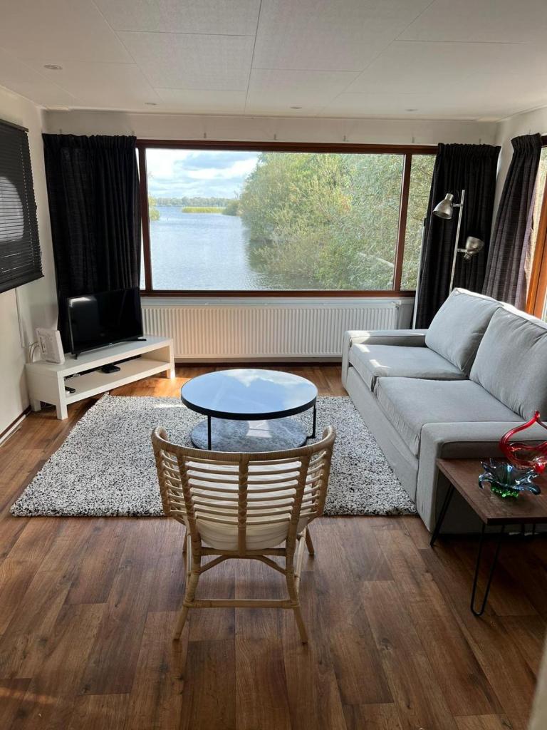 C'est la Vie Houseboat
